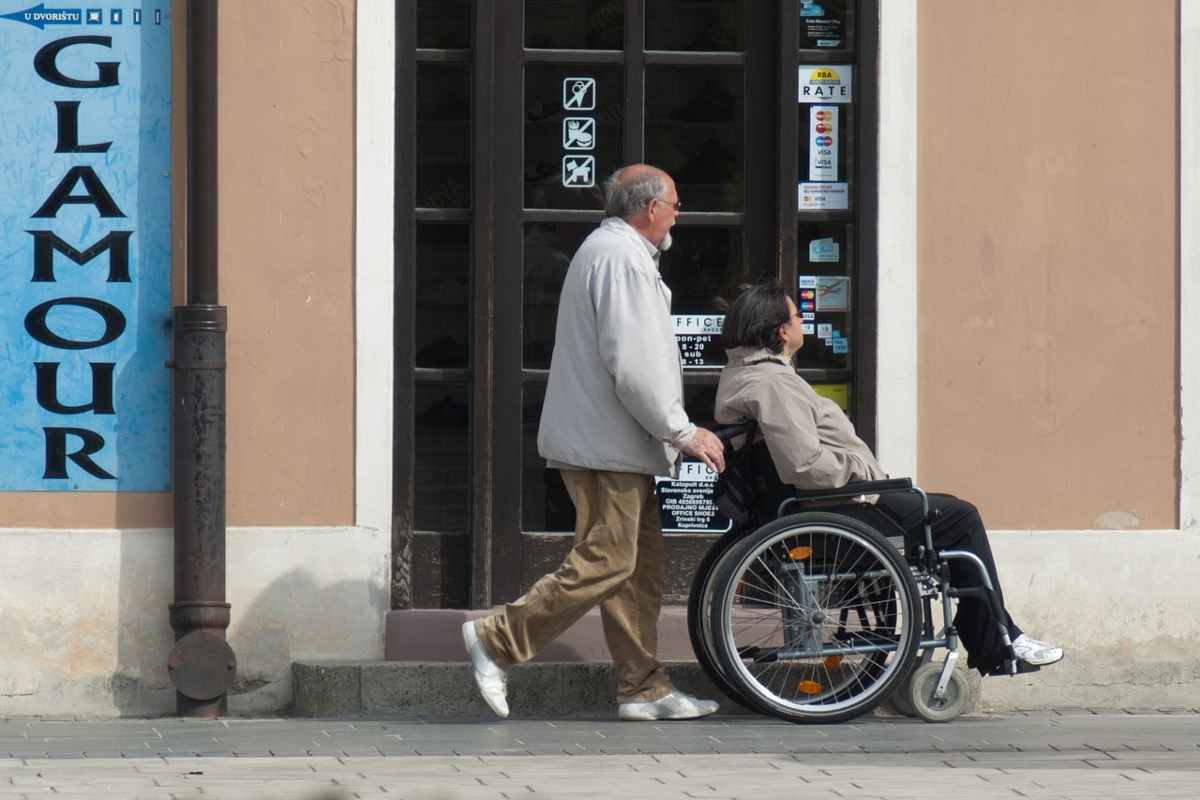 Persona che assiste un disabile