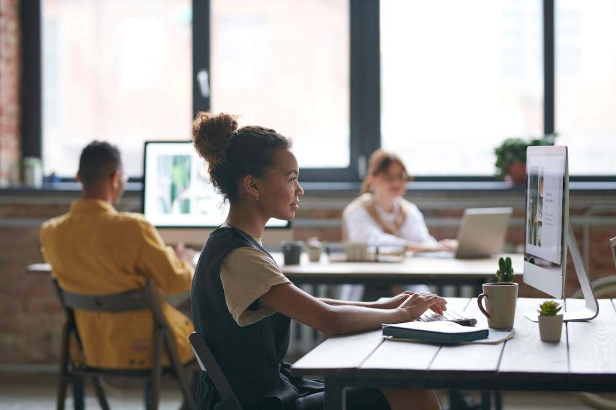 Donna al lavoro davanti a un computer