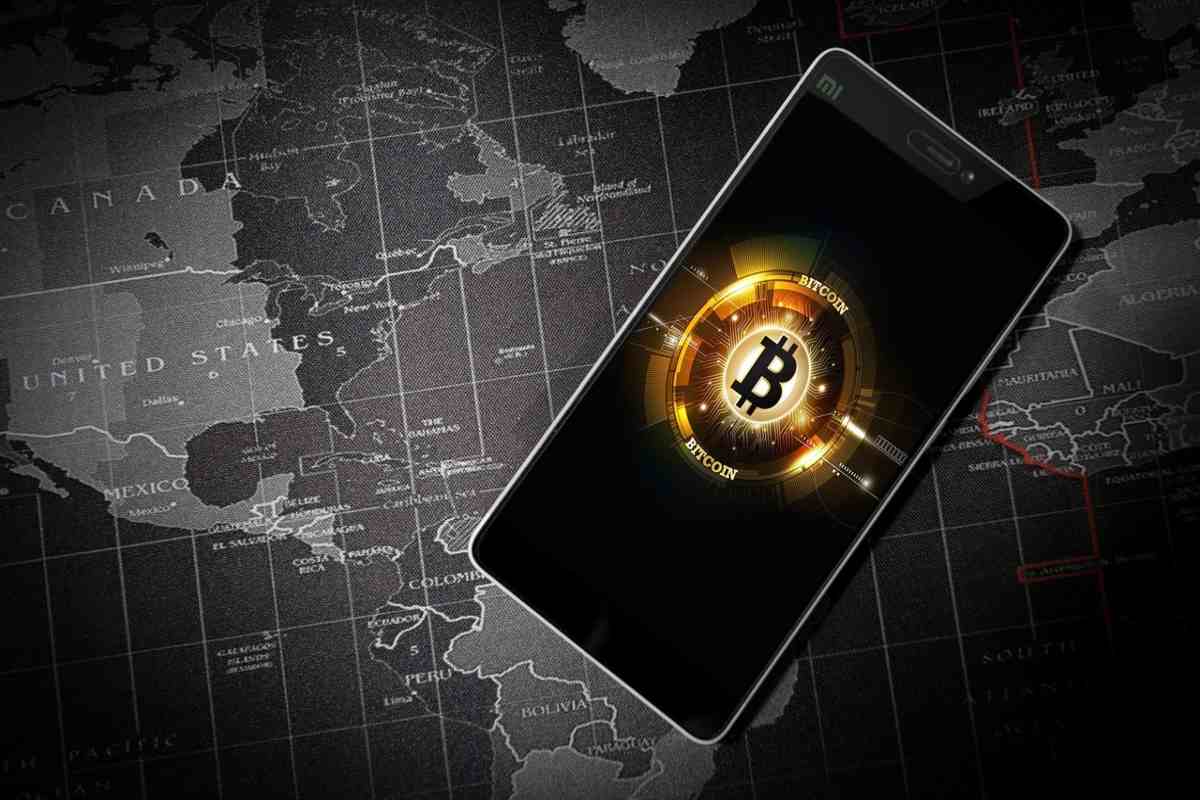 Raffigurazione Bitcoin e a cartina