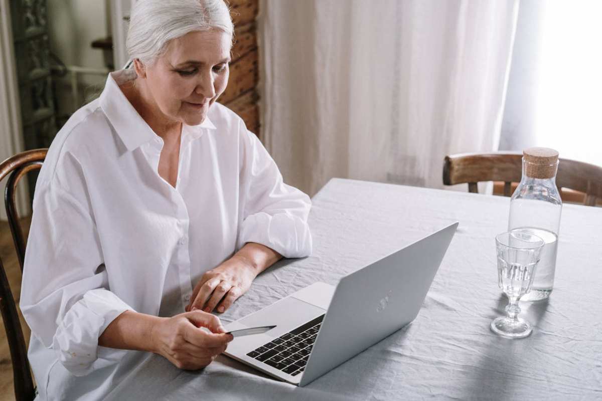 Pensionata che scrive al computer