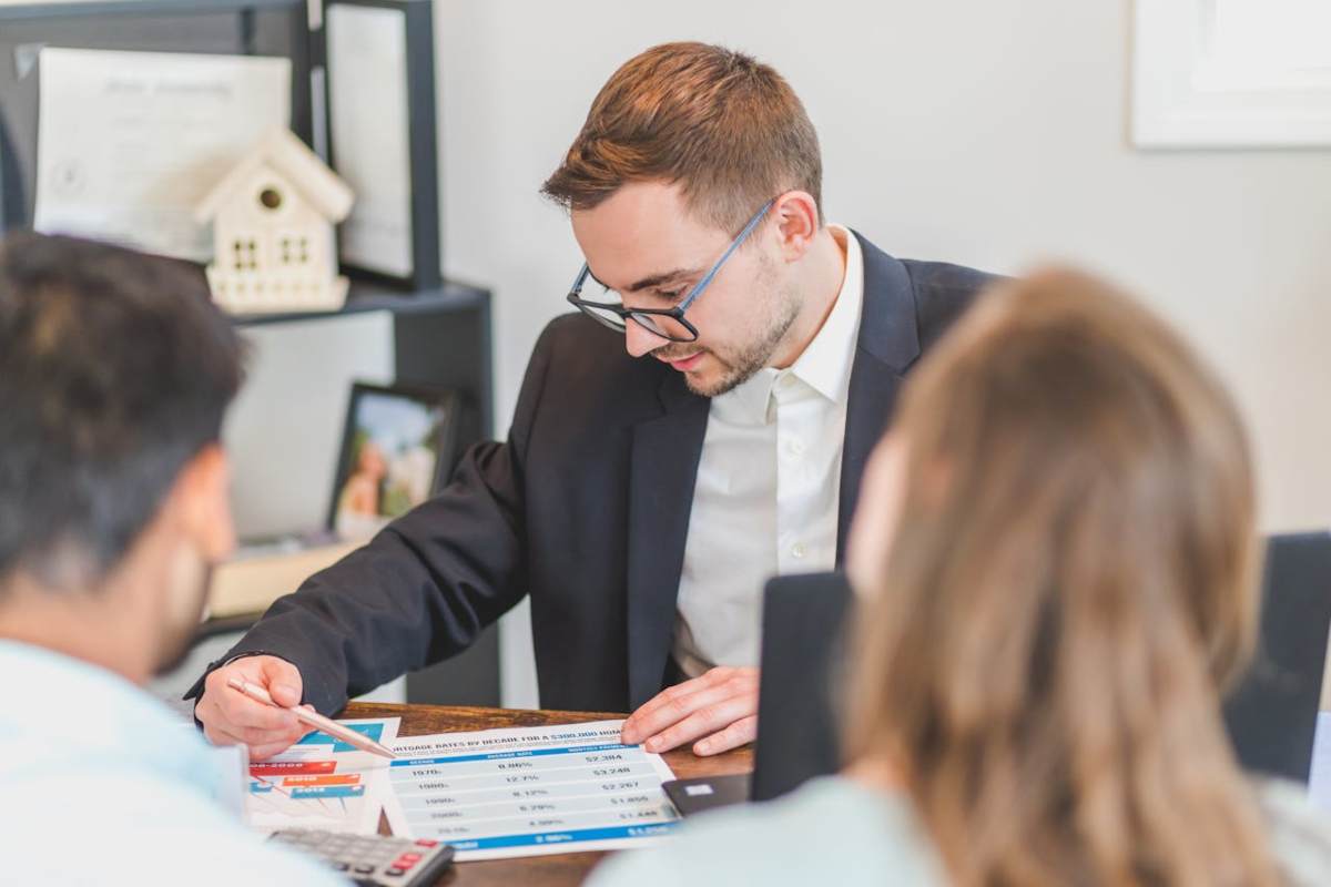 Consulnete che fa ai clienti i calcoli sulla rata del mutuo a