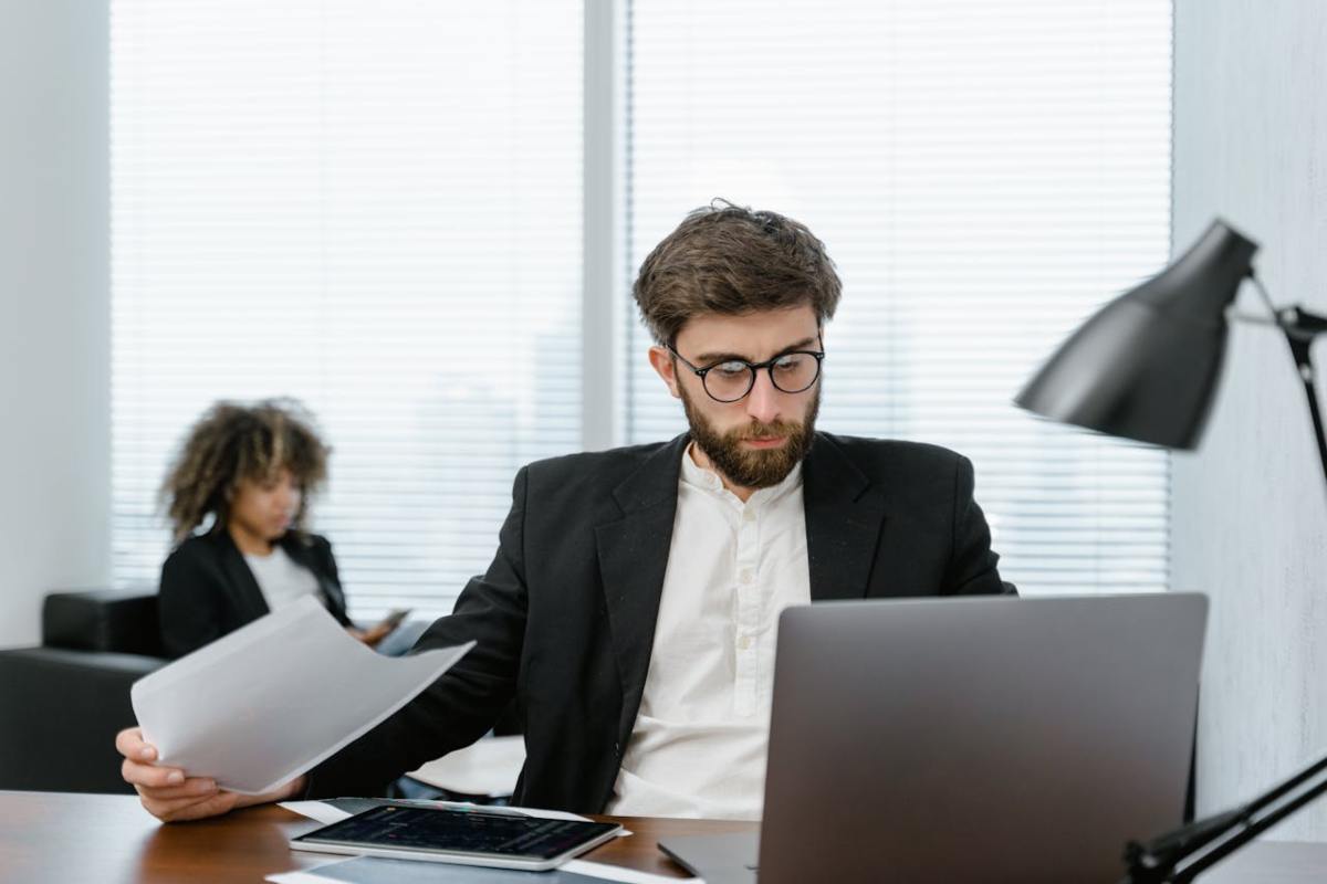 Persona che fa dei calcoli lavorando al computer