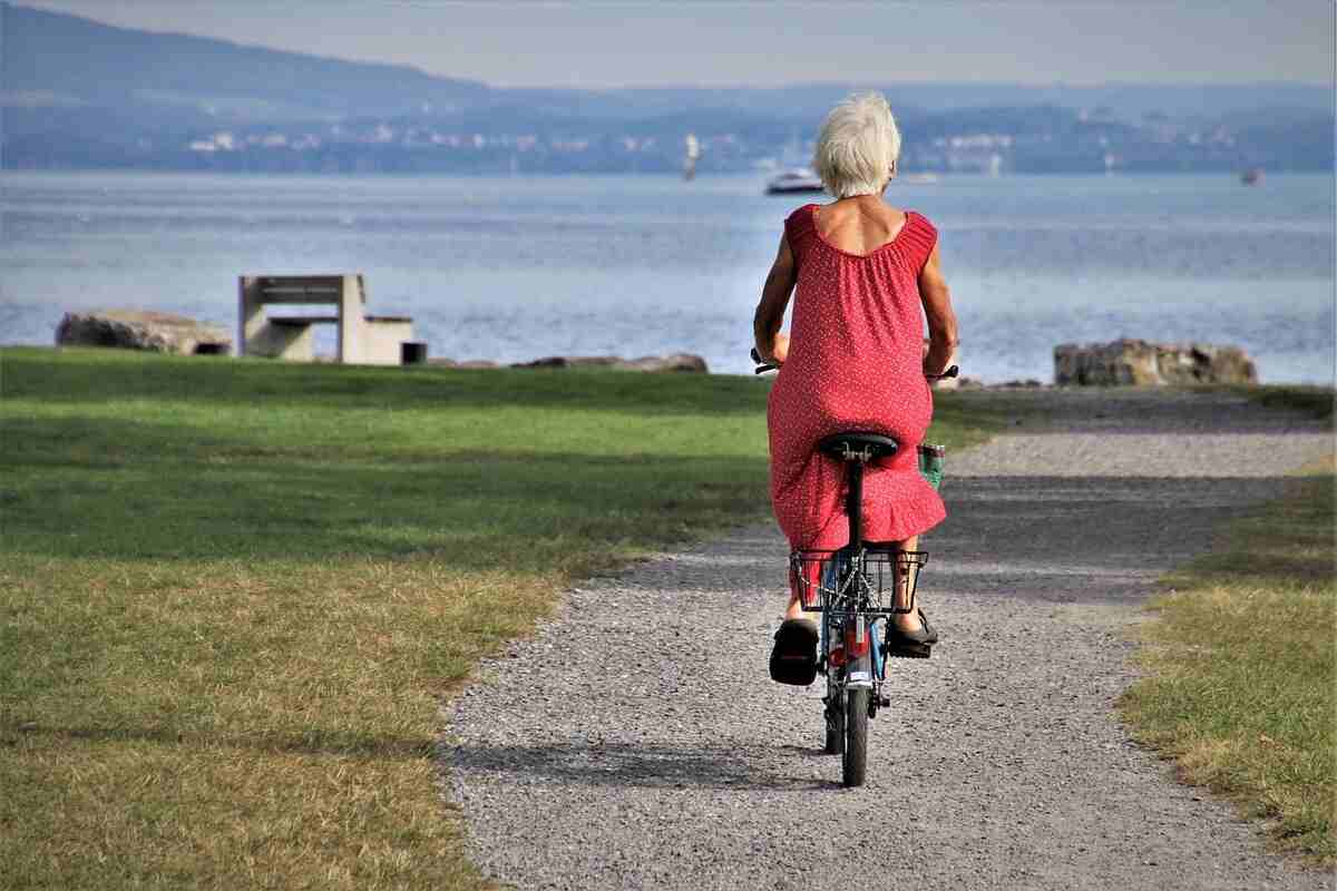 anziana in bicicletta