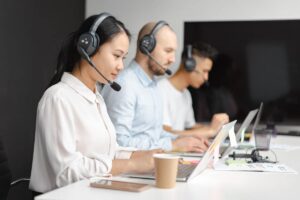 Persone a un call centre