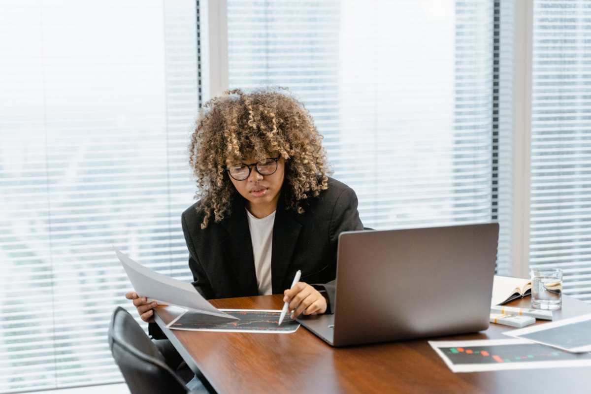 Donna che studia i rendimenti dei mercati ed investimenti