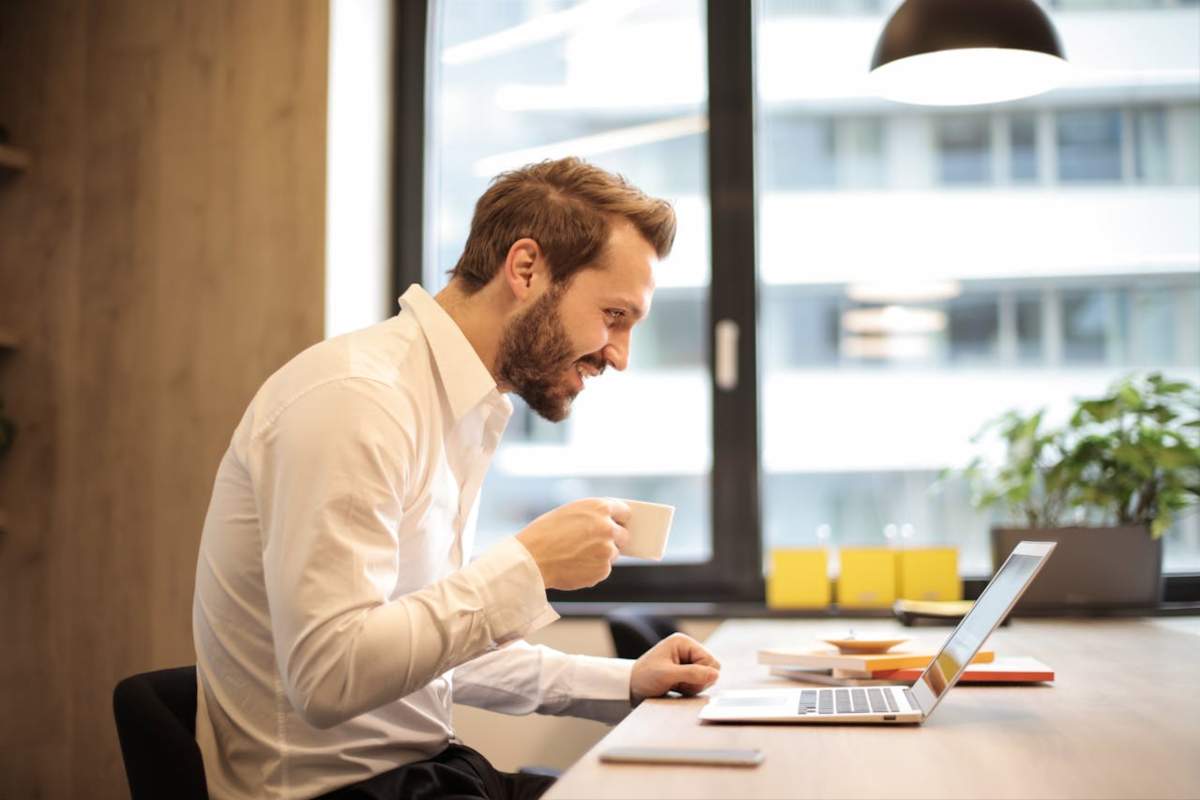 Persona che studia al computer dei dati