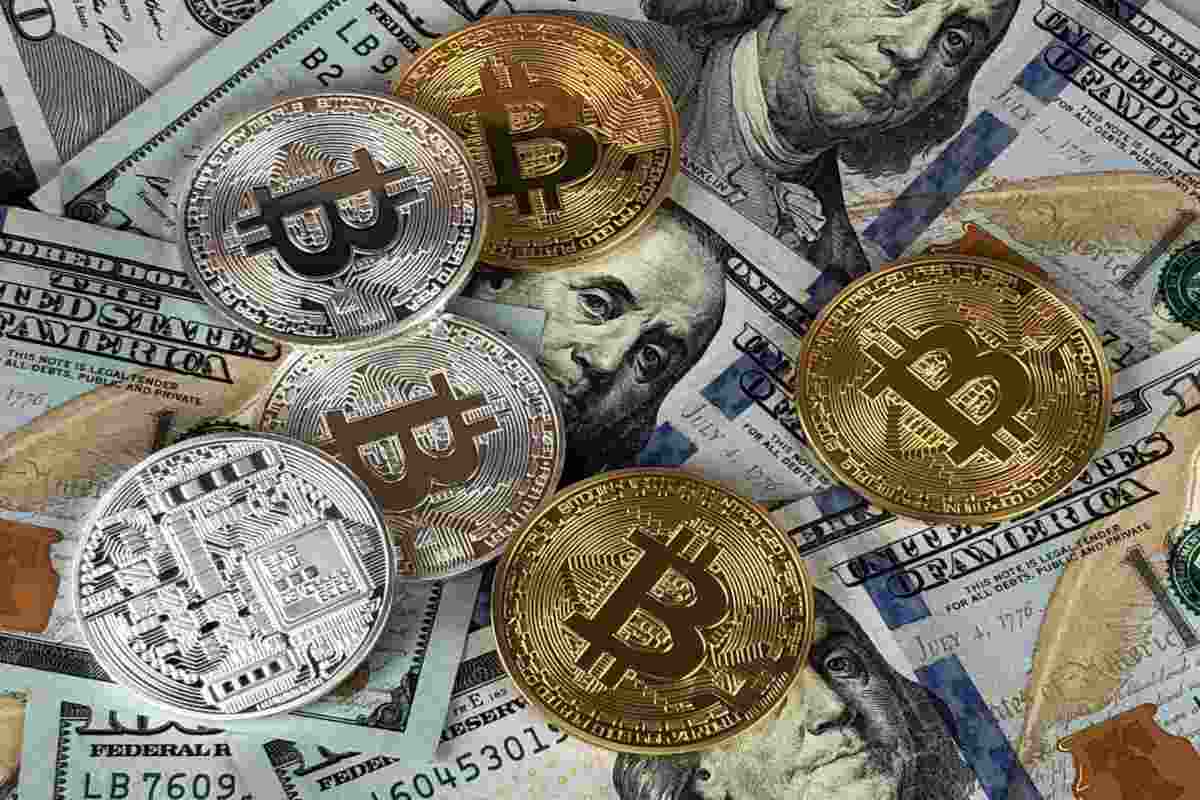 Bitcoin e banconote in dollari