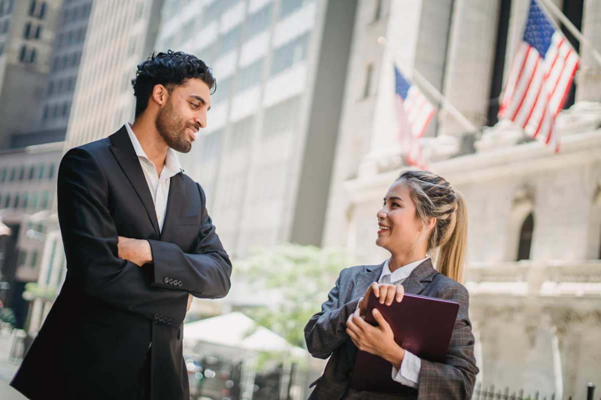 Persone che discutono sui mercati