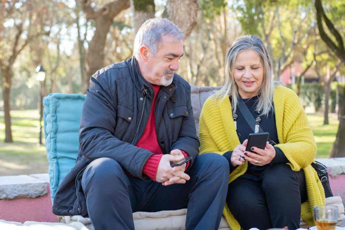 Pensionati che leggono sul cellulare