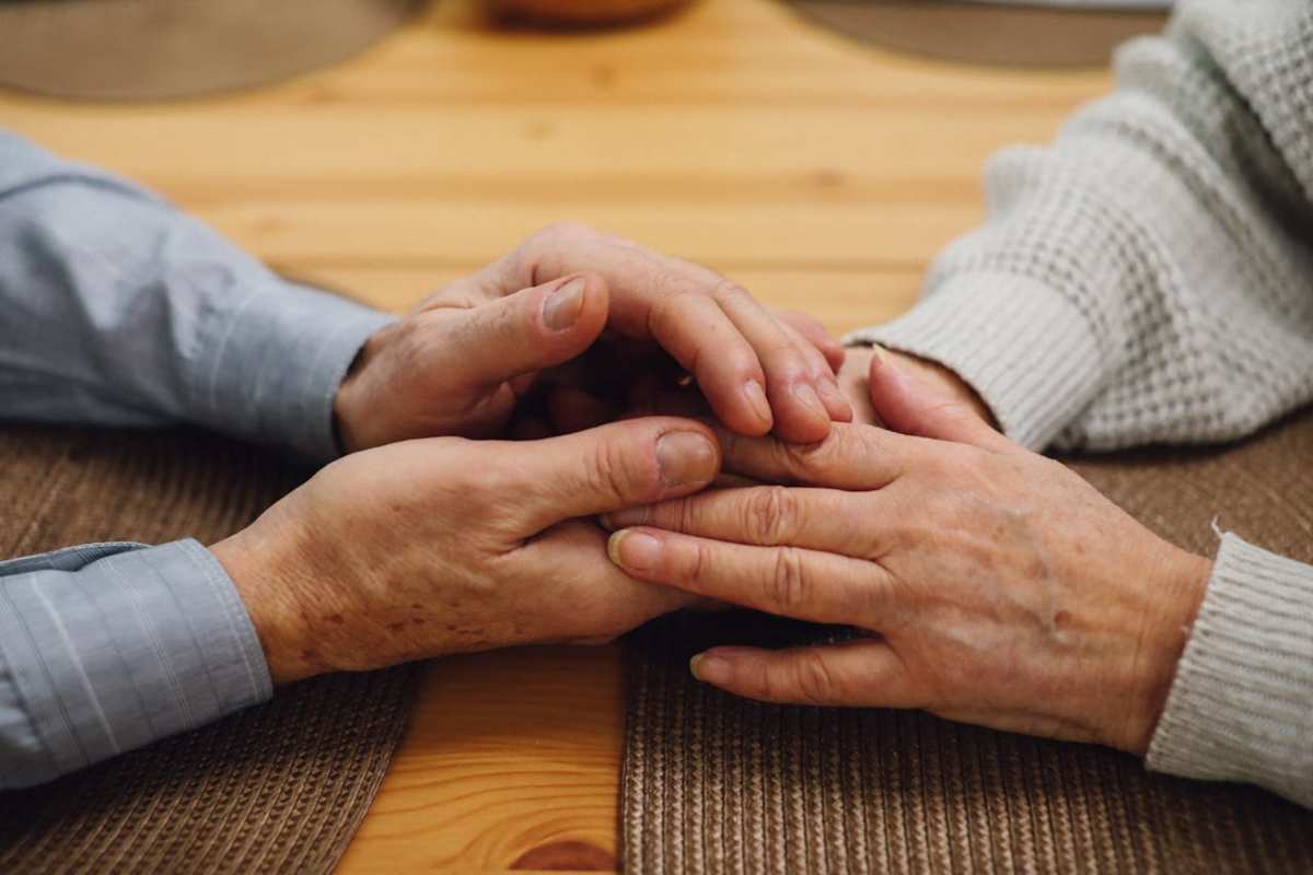 Pensionati che si tengono con le mani