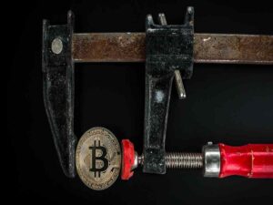 Bitcoin in una morsa