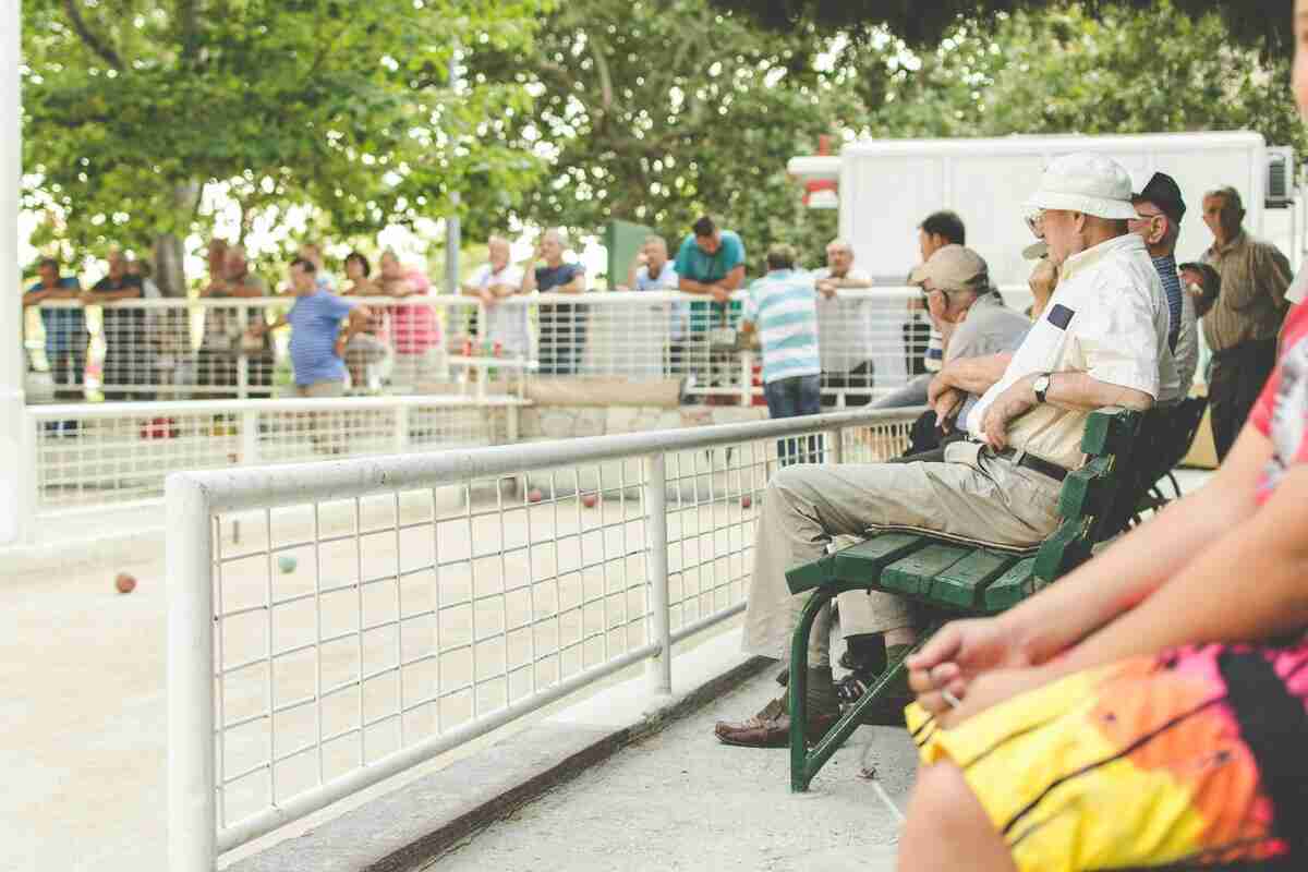 pensionato che guarda partita bocce