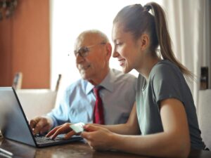 Padre e figlia che leggono delle notizie al computer