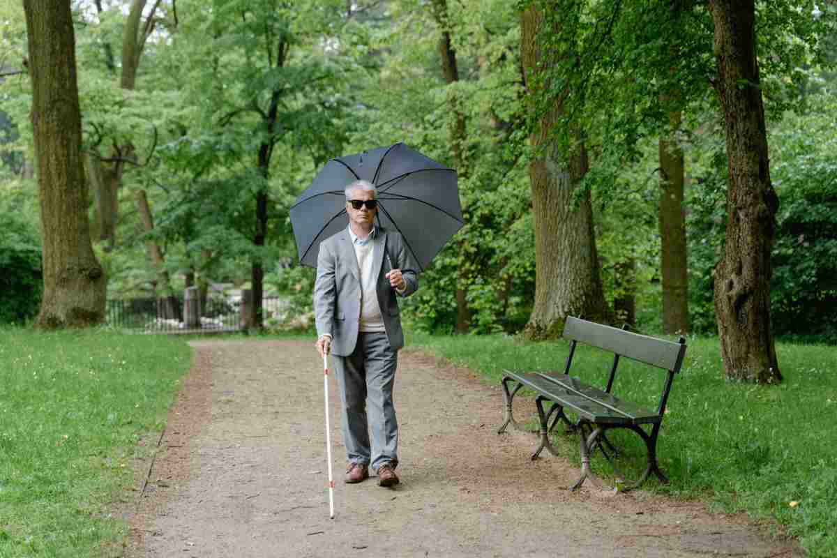 Disabile cieco che passeggia