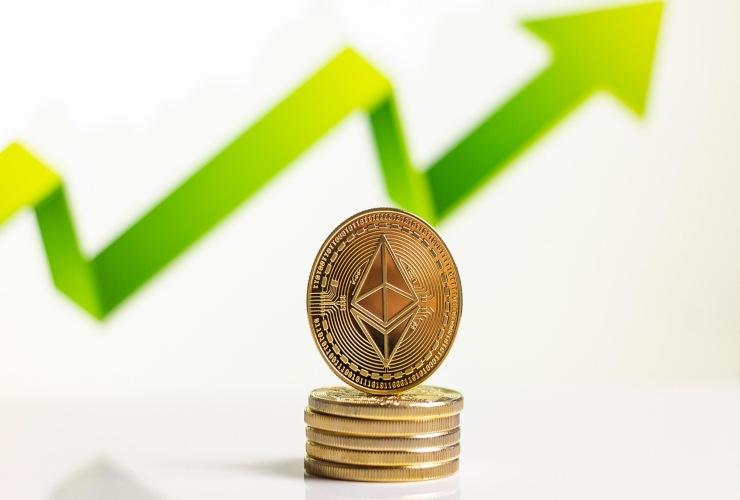 Ethereum e una freccia che punta verso l'alto