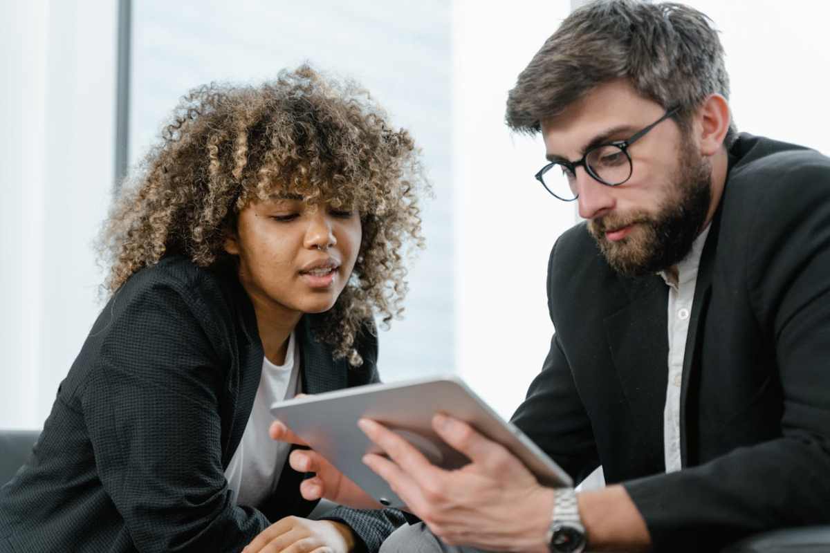 Persone che discutono di mercati azionari