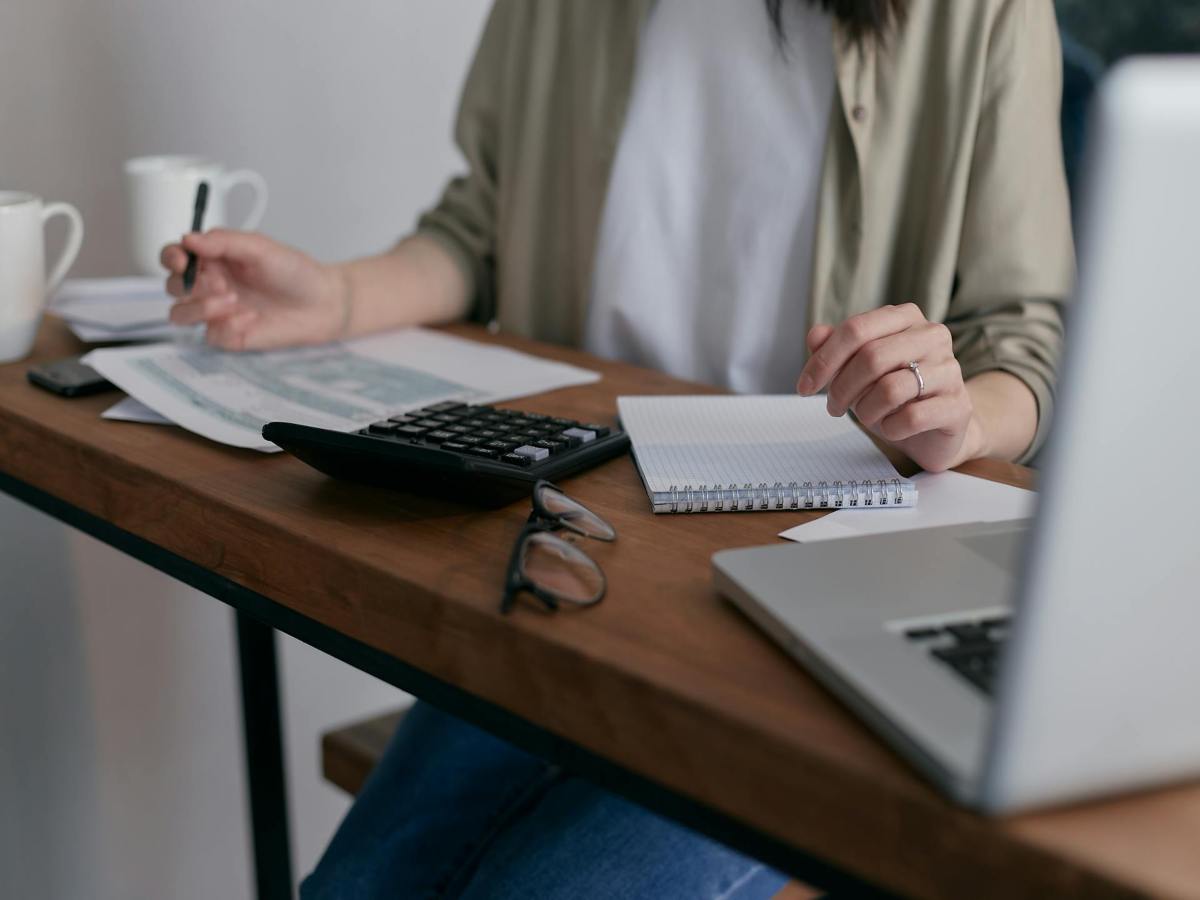 Persona che studia dei documenti