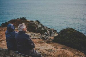 pensionato che guarda il mare