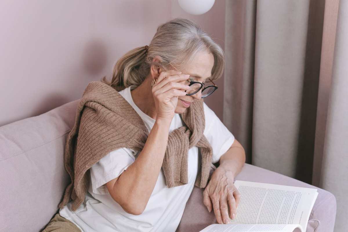 Pensionata che legge un libro